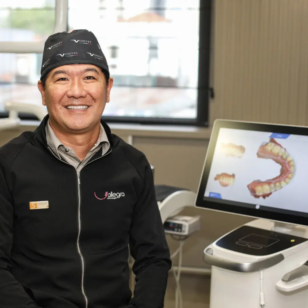 Dr. Rodolfo Segawa ao lado de um scanner intraoral durante o planejamento digital na Allegra Odontologia.